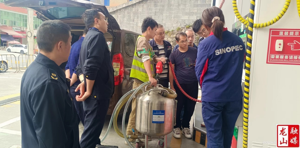 利剑行动：湘西自治州生态环境局龙山分局对城区内加油站油气回收系统进行抽检