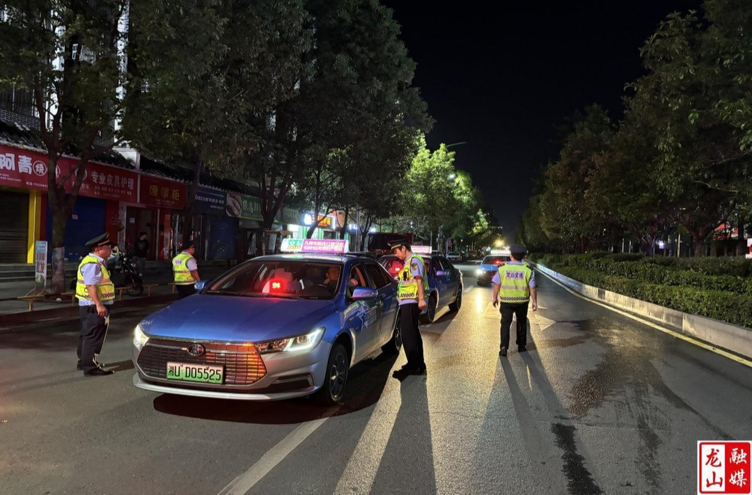 为民办实事 |龙山拆除隐患广告牌守护人民群众安全出行