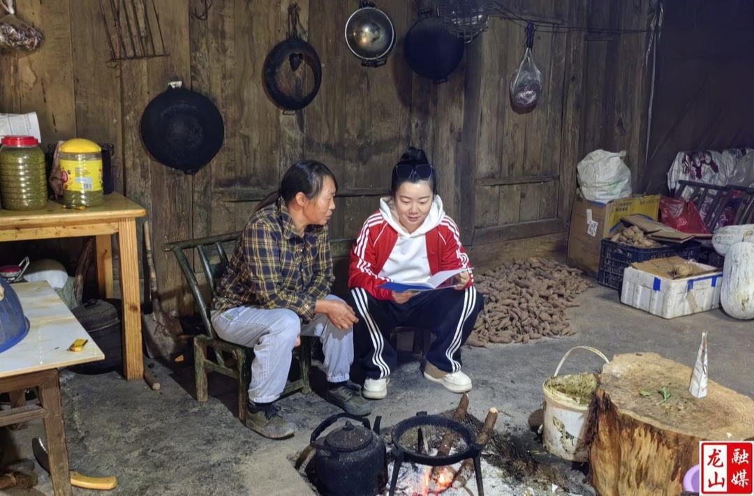 零距离解读“明白纸”  面对面传递医保温情