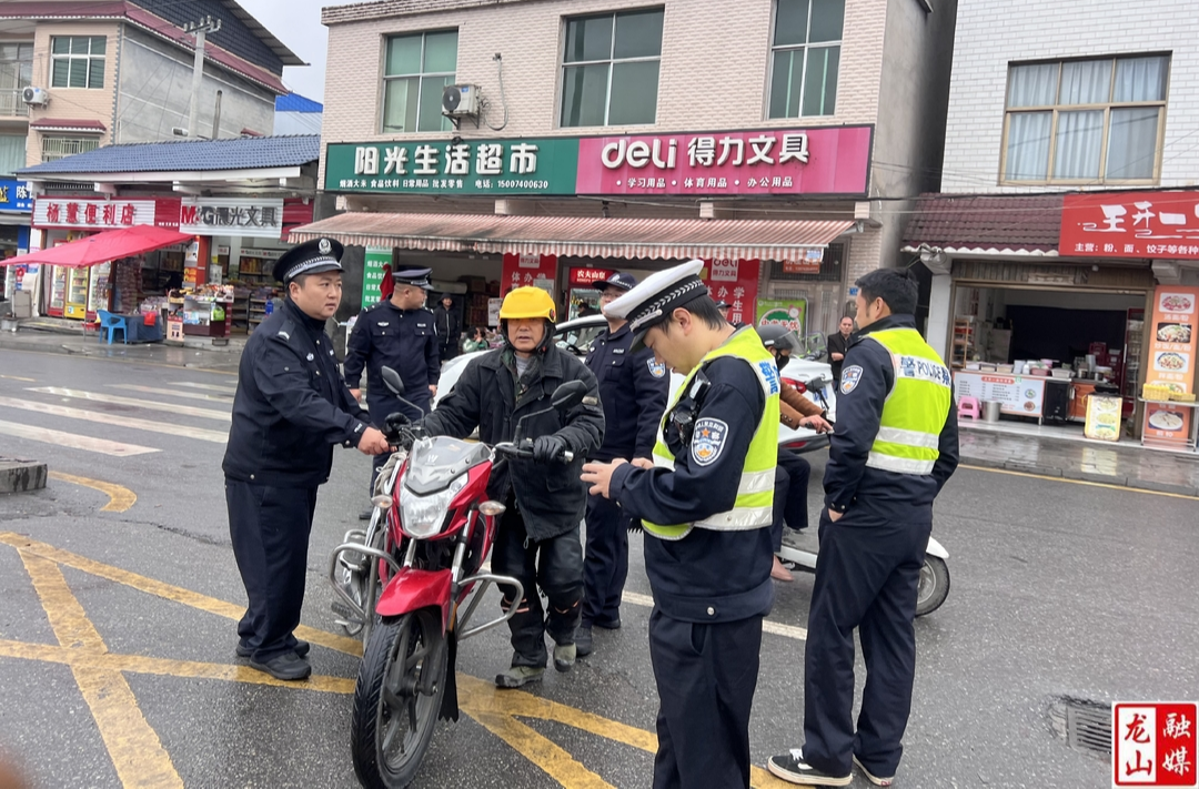 兴隆街道多部门联合开展交通执法劝导行动