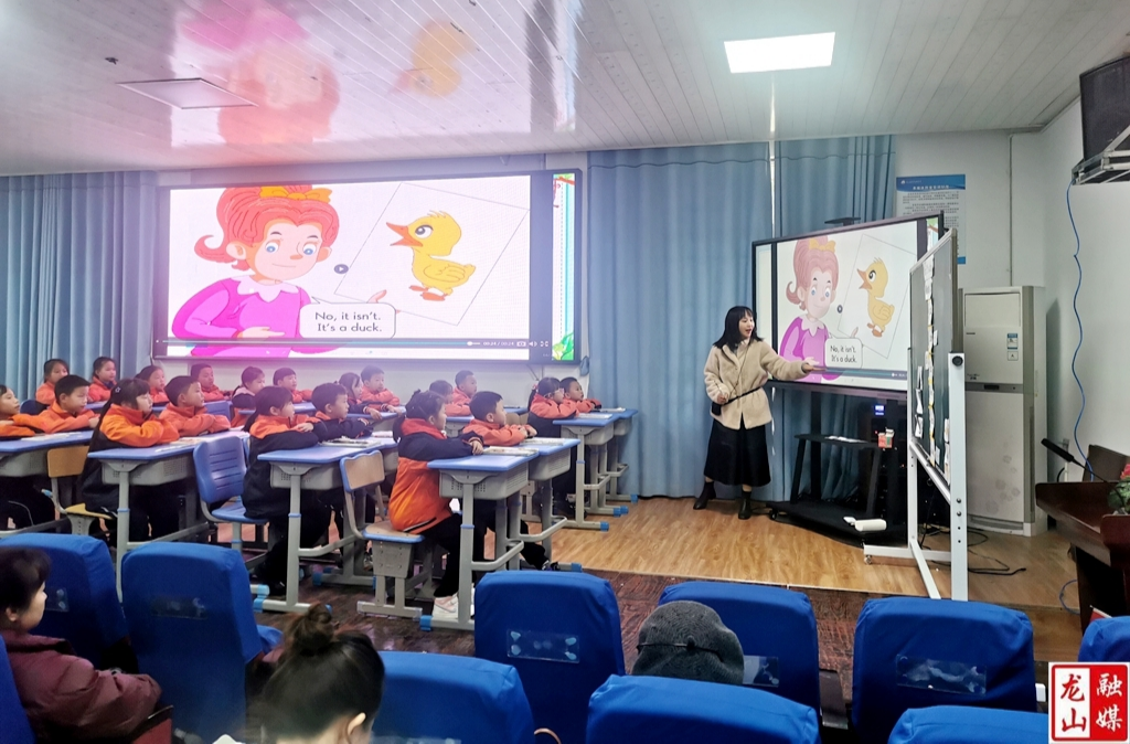 长沙市开福区青竹湖湘一外国语学校来龙山献爱心