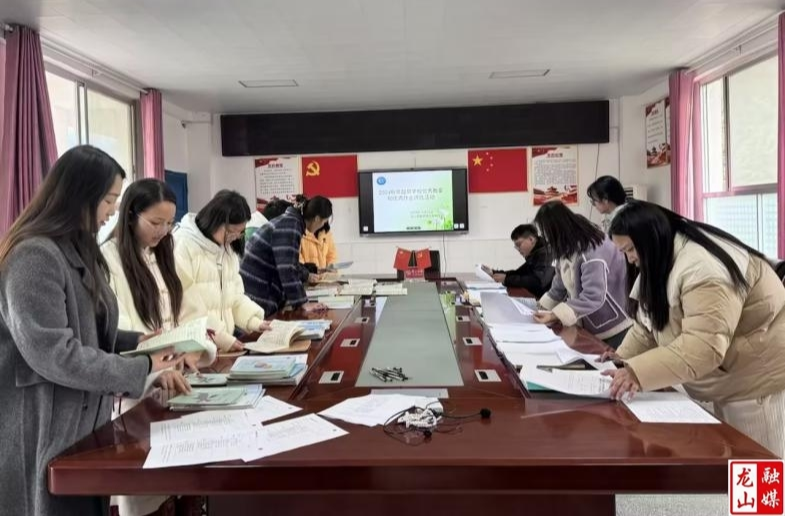 靛房学校举行优秀教案和作业展评活动