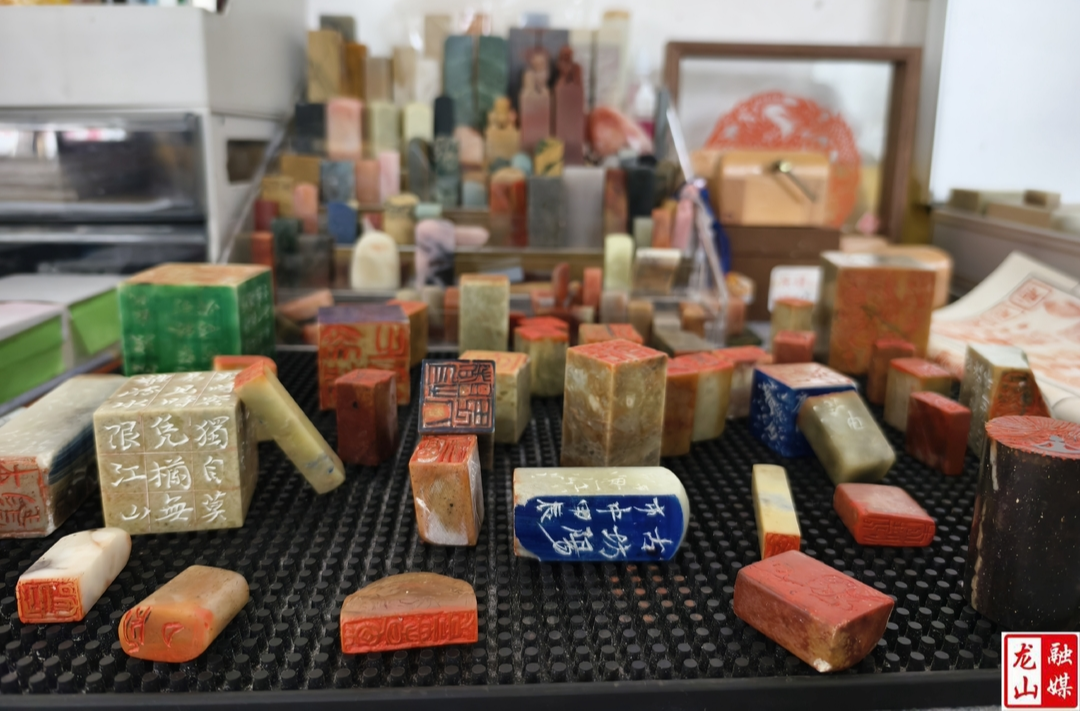 龙山六小掀起学习篆刻艺术热潮