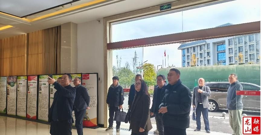 州人社局副局长贾非考察调研龙山就业创业孵化基地