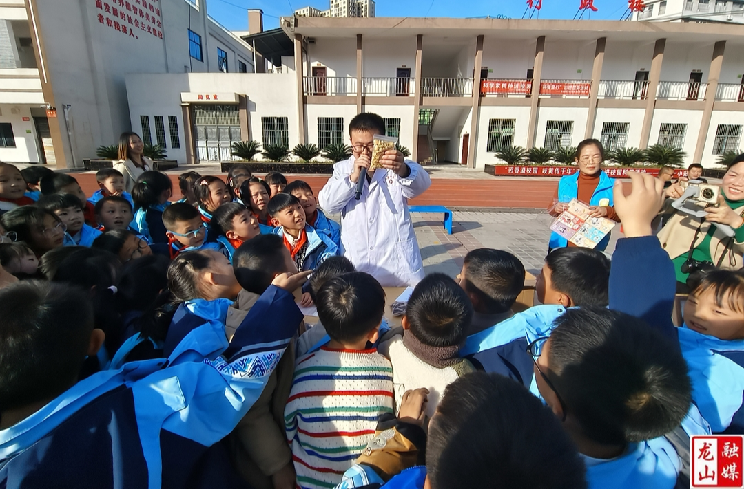 中医药文化科普活动走进县第一小学