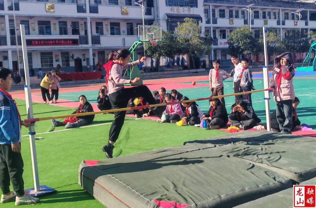 红岩溪镇中心小学举行冬季田径运动会