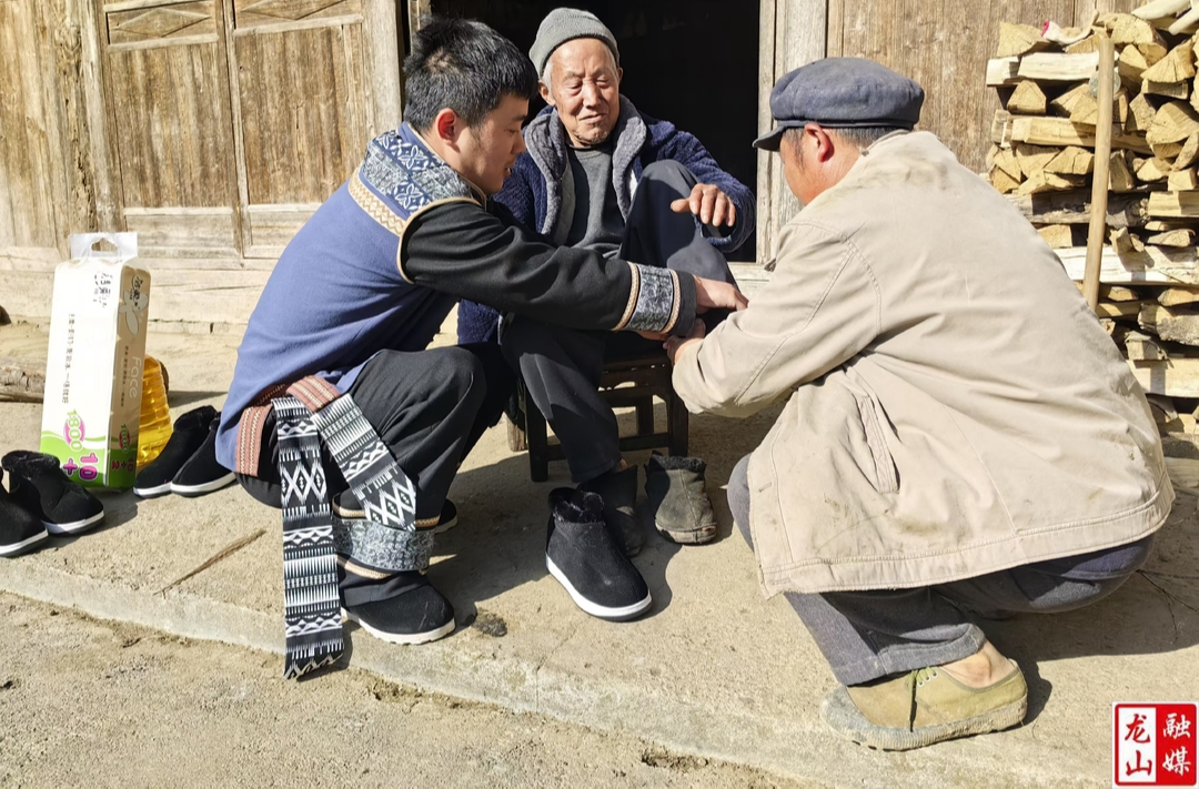 铭宇电商走进农车镇哪咱村送温暖