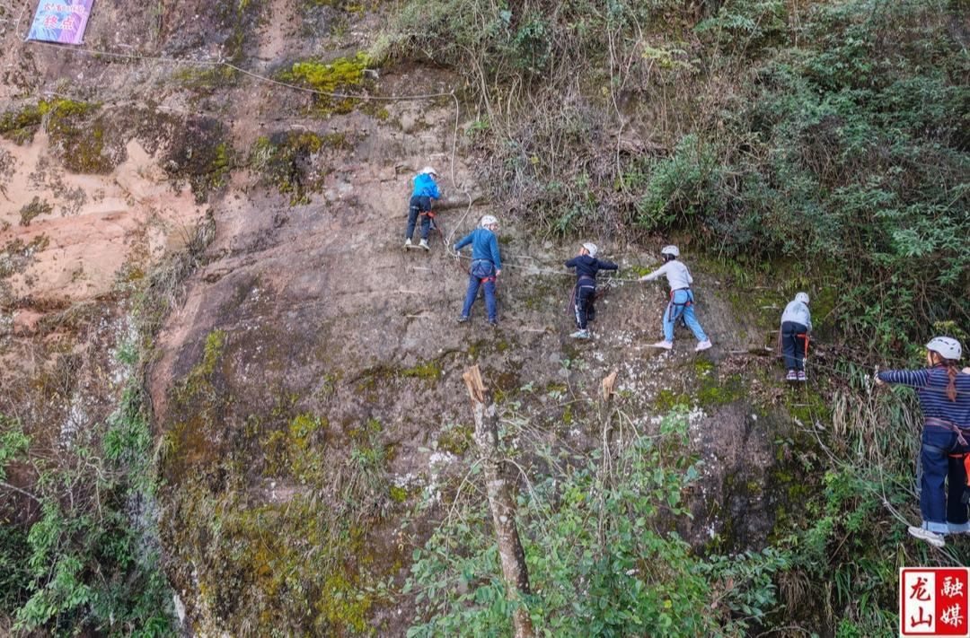 太平山周末亲子游受青睐 飞拉达体验攀岩乐不停