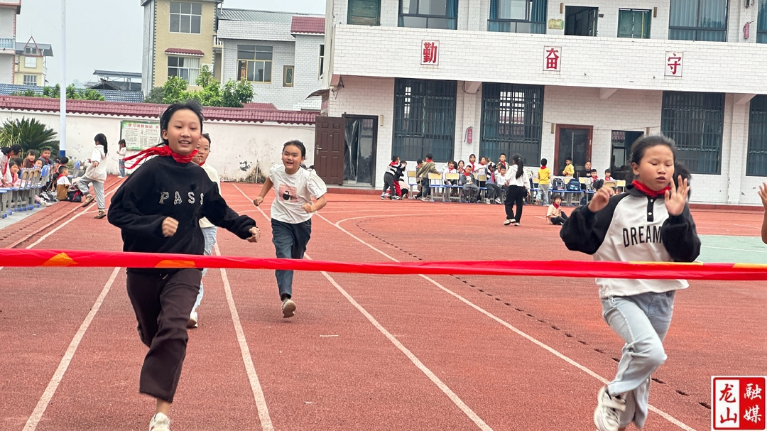 石羔正南小学举行冬季运动会