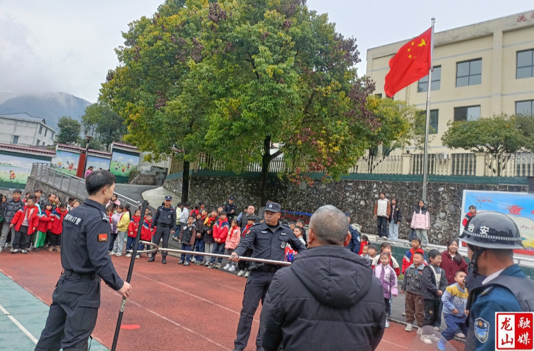 洗洛镇开展校园反恐安全演练