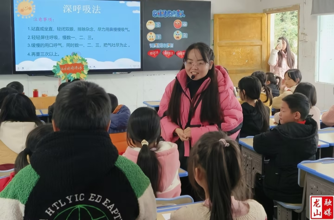 龙山六小开展联合教研暨肖全明工作室送教活动