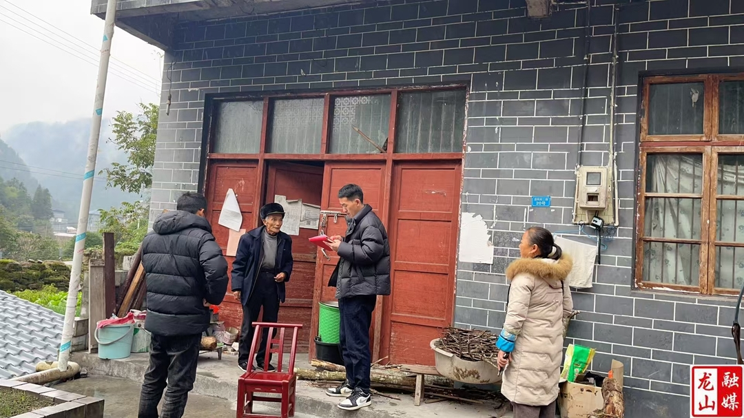 红岩溪镇开展“敲门行动”宣传医保政策