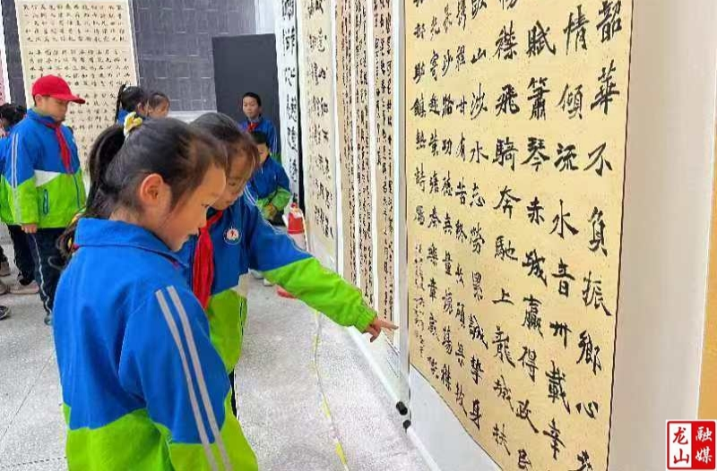 “长沙市对口帮扶龙山县三十周年书法展"走进县第六小学