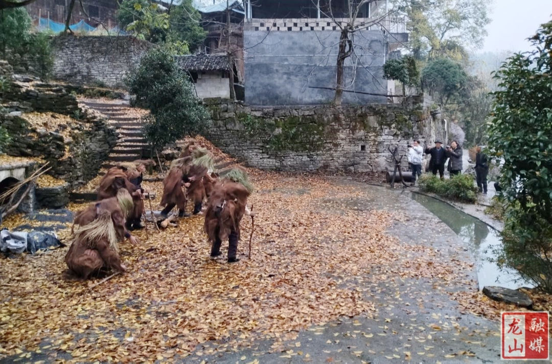 清华大学教授赵丽明团队考察靛房镇毛古斯舞