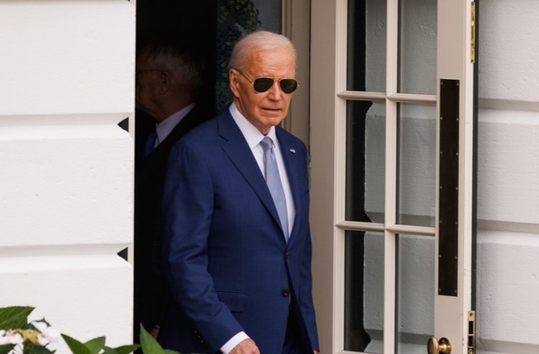 拜登：特朗普威胁对所有进口商品加征关税是“重大错误”