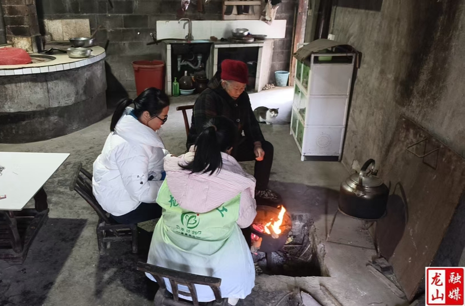 兴隆街道社工站走访困难老人