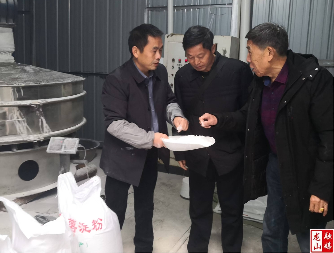 龙山县老科协一行到农车镇调研