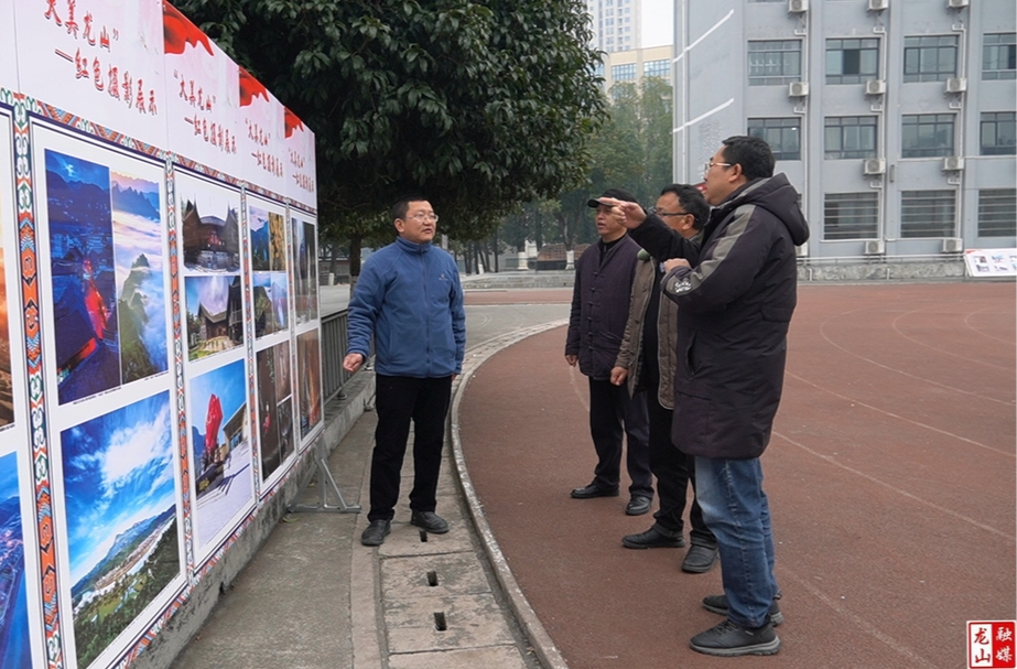 “长沙市对口帮扶龙山县三十周年青少年书法展”证书颁发仪式在县第六小学举行