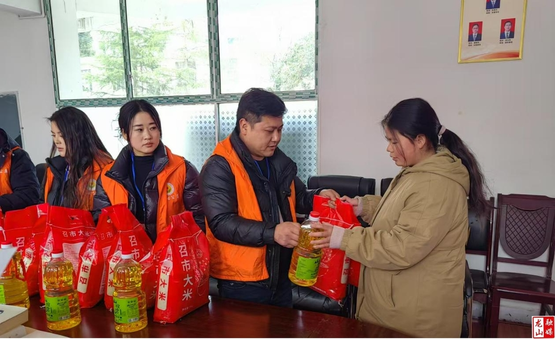 爱心团队献爱心 情暖红岩初中学子