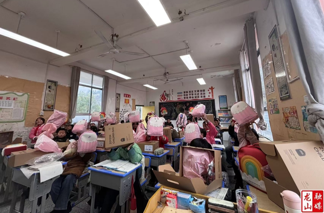 爱心企业捐赠 温暖学子心