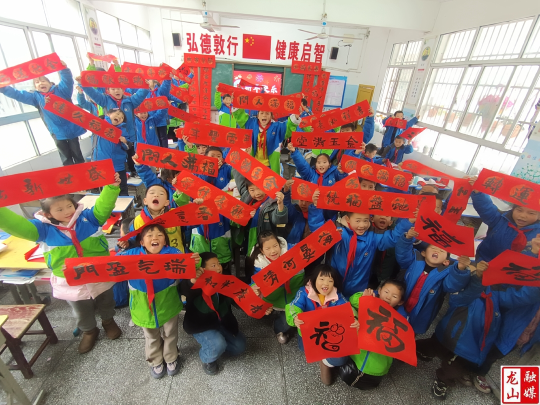 县六小开展小学生“写春联迎新年”活动