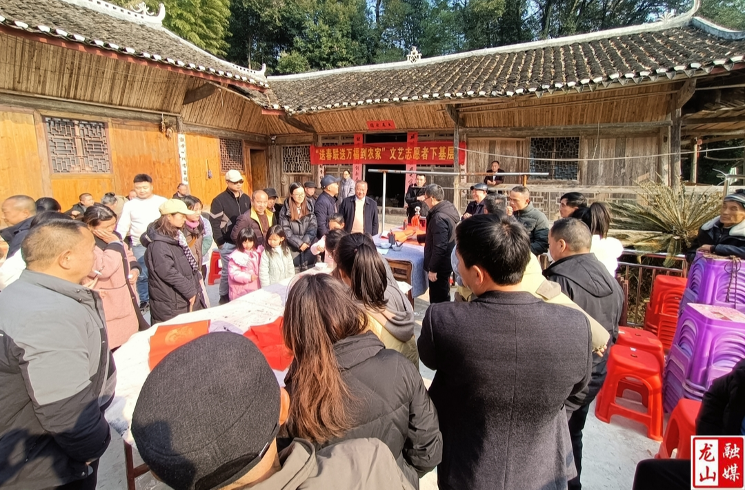 “送春联送万福到农家”活动走进石牌镇上母村