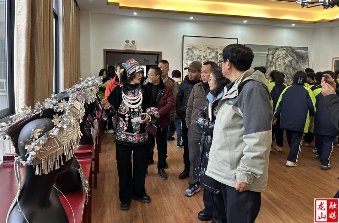 龙山一中举办“时光银韵，手绘蓝图”美术作品展活动