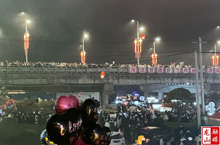 龙山：跨年夜，上万人组了个“烟花局”