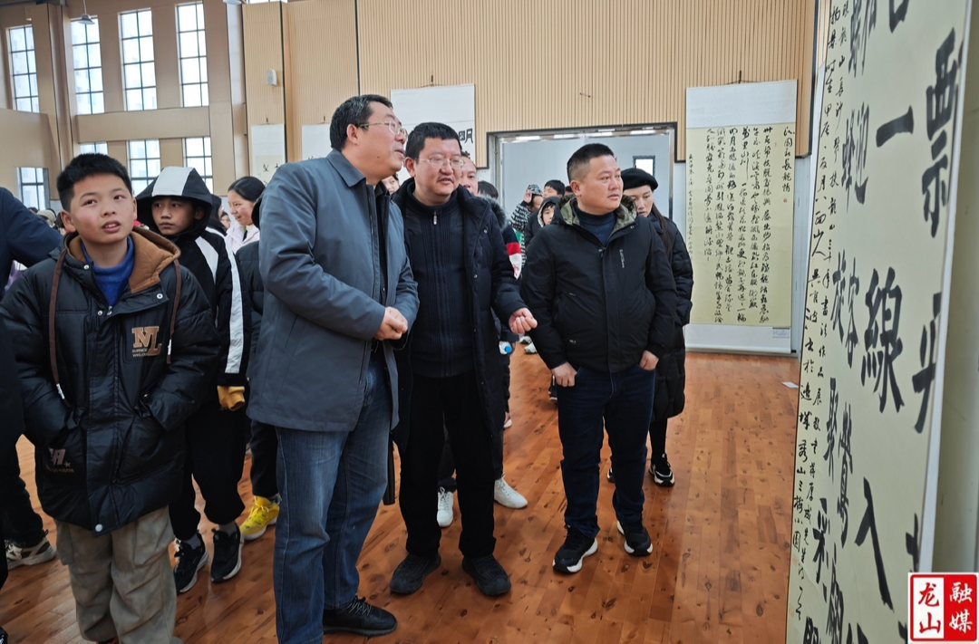 “大美龙山”采风创作暨“送春联送万福”活动走进华塘芙蓉学校