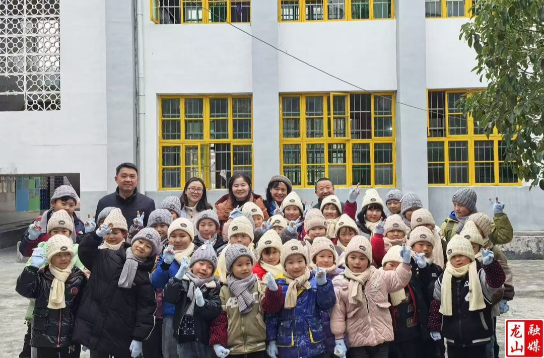 县机关事务服务中心到老兴小学送温暖