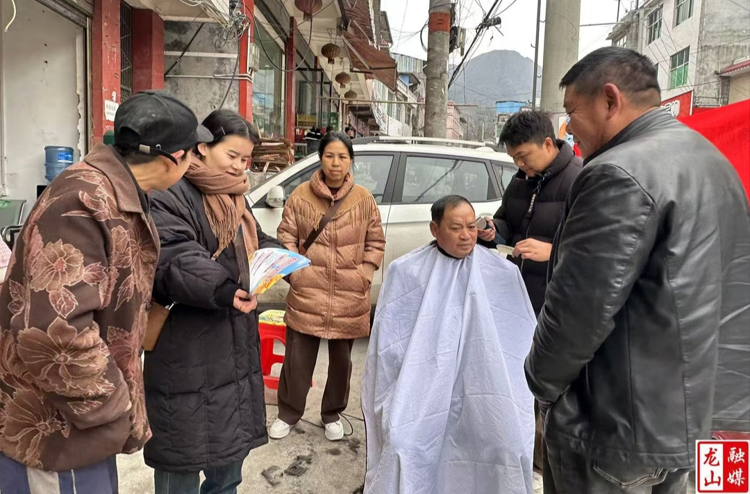 茅坪邮政支局联合爱心人士开展乡村公益剪发
