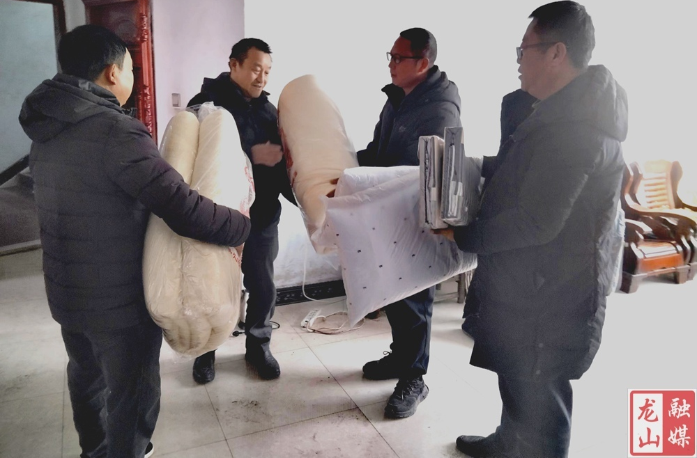 县退役军人事务局：冬日送暖 棉被传情