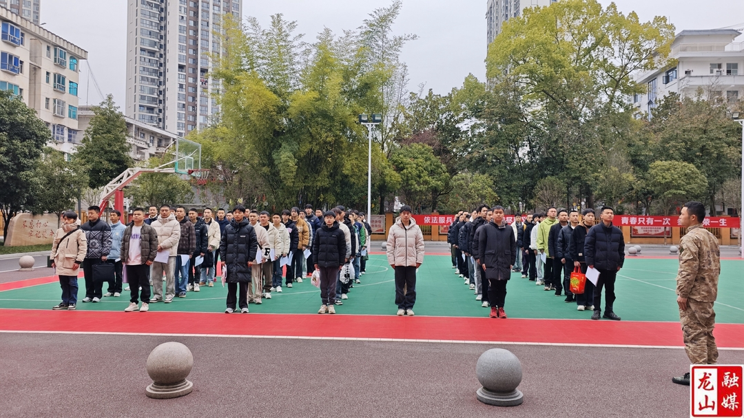 征兵体检开启 热血青年接受祖国“点兵”