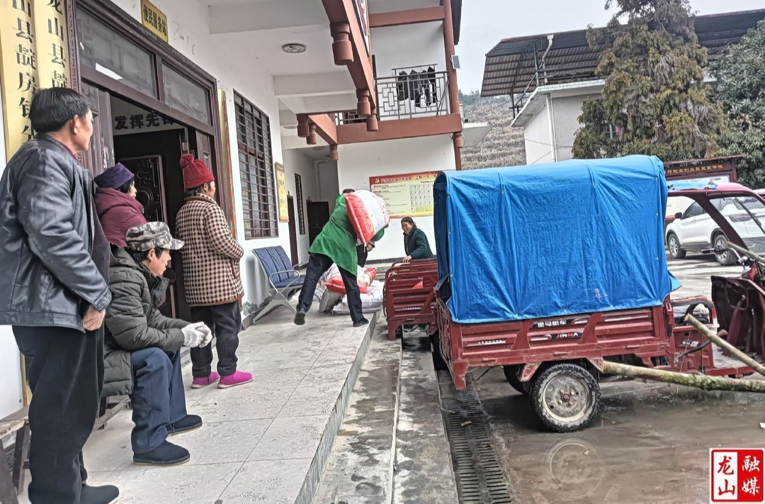 靛房镇：免费发放肥料 助力油菜生产