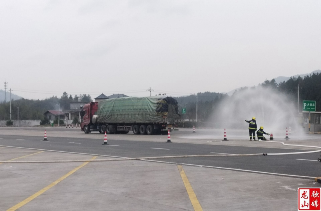 农车服务区一货车燃料箱内天然气泄露 消防交警紧急处置