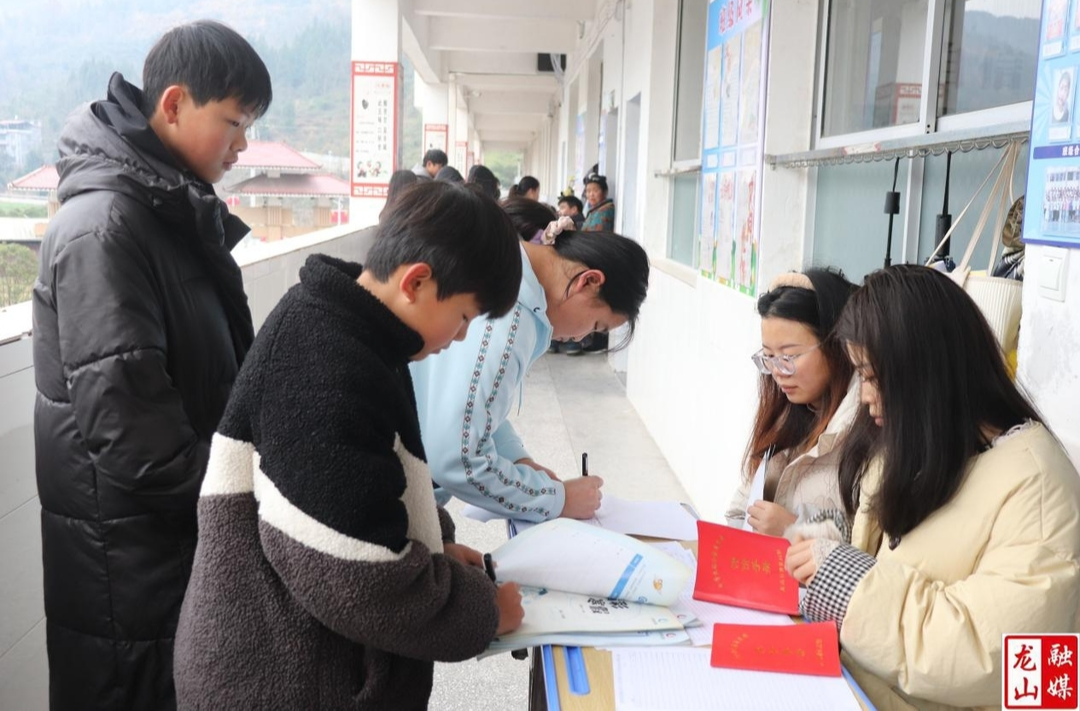 靛房镇九年制学校迎来新学期报名日