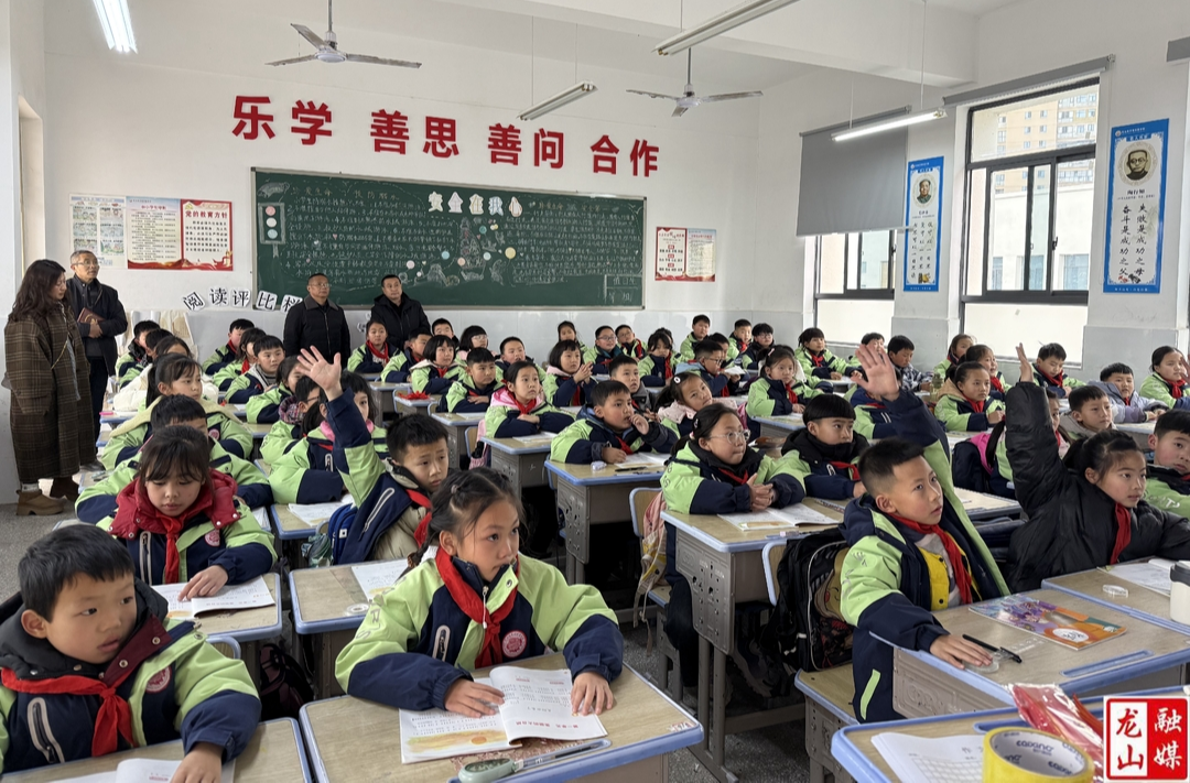 华塘芙蓉学校：开学“推门听课” 助推常规落实