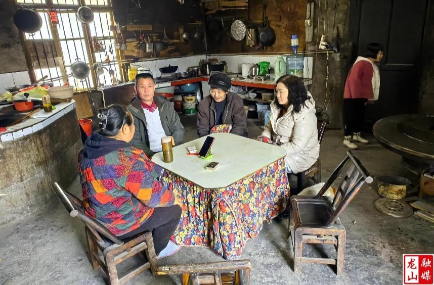 召市镇双进社区驻村工作队开展"新春暖心访"专项行动