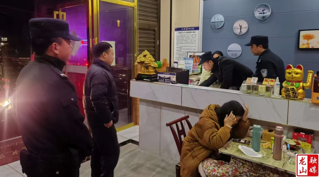 里耶镇“利剑护蕾”在行动 夜查娱乐场所筑防线