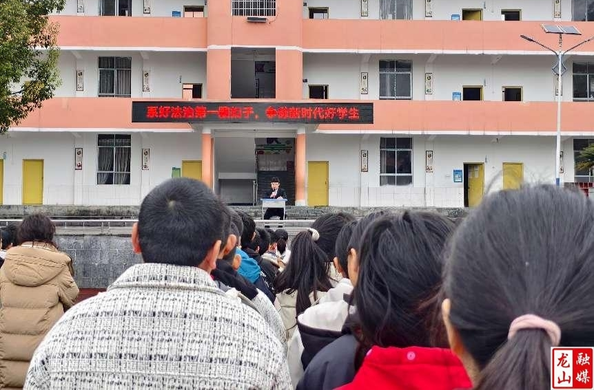 苗儿滩镇九年制学校开展法治安全教育讲座