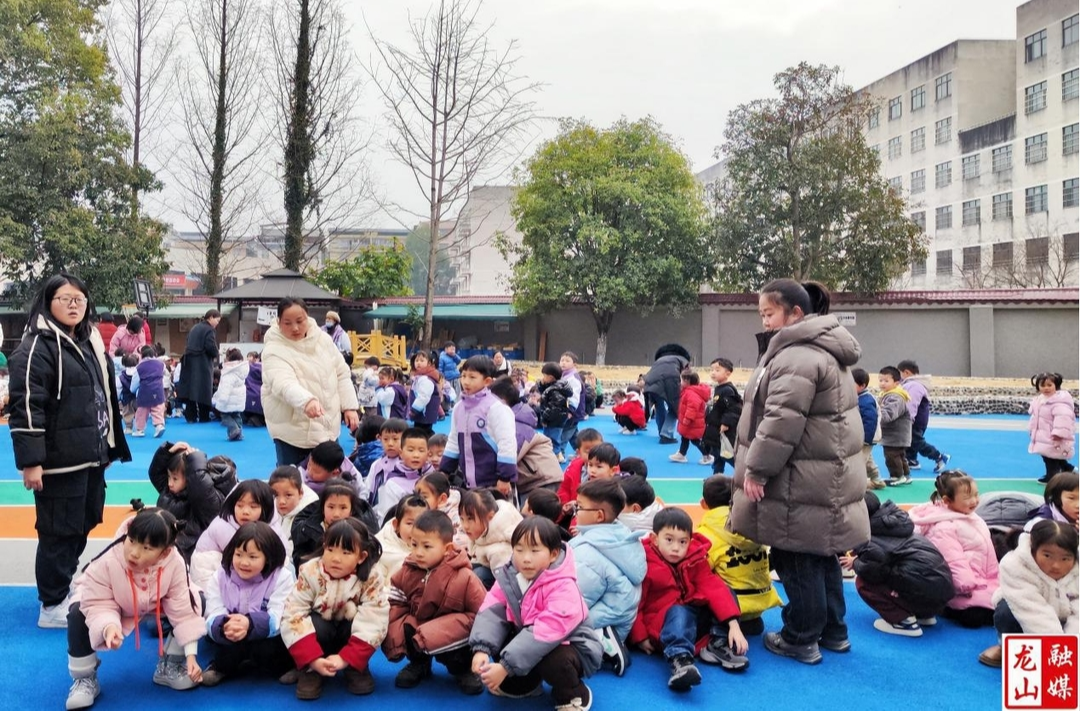 第二幼儿园开展防踩踏应急疏散演练