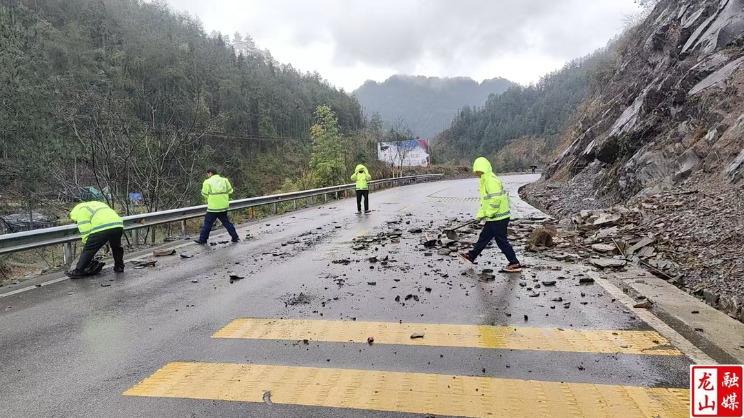 咱果乡：快速清理道路塌方 保障群众安全出行