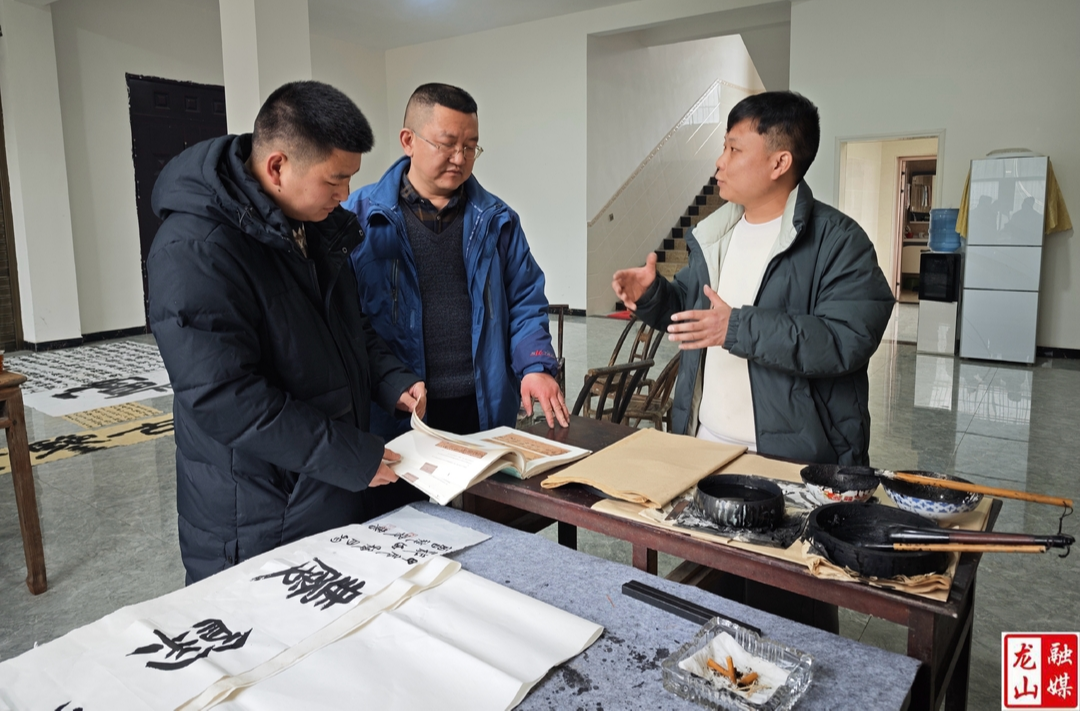 书法爱好者曾祥波创作简牍书法作品推广秦简文化