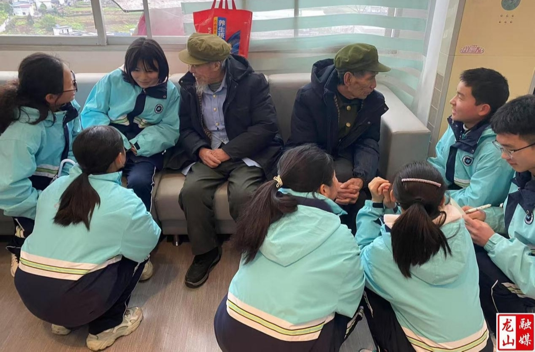 皇仓华鑫学校师生走进县光荣院开展学雷锋文明实践活动