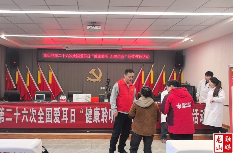 召市镇开展“学习雷锋”助残帮残活动