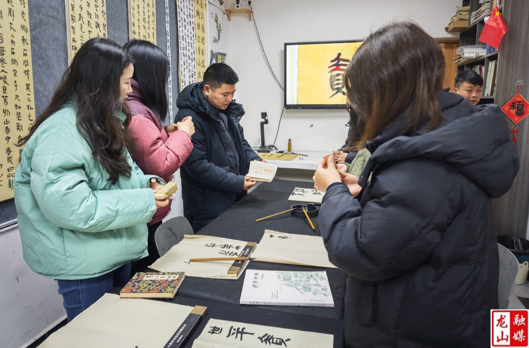 邹新：以书法艺术为媒 推广秦简文化