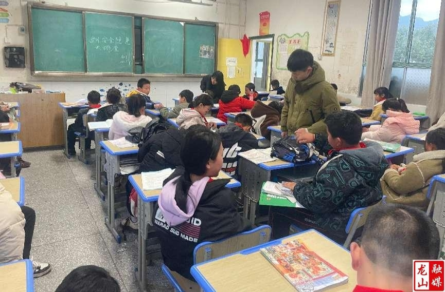 苗儿滩镇九年制学校开展校园管制刀具及违禁品大排查行动