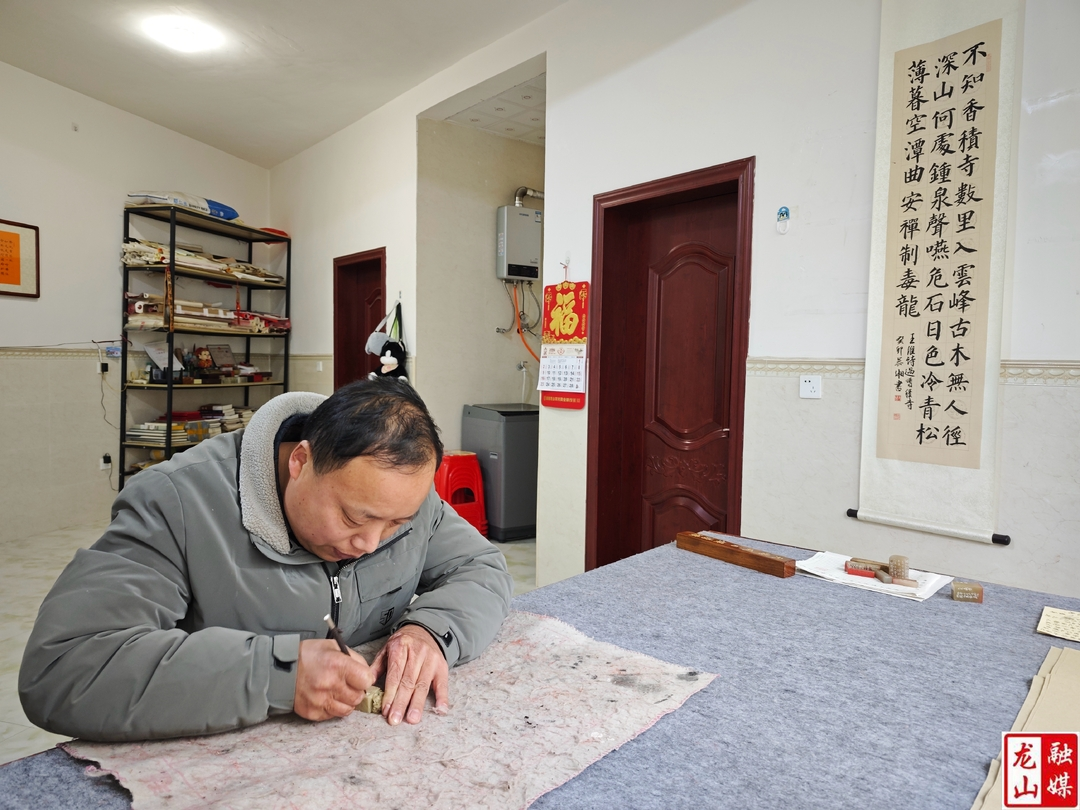 书法艺术爱好者文万能：以篆刻之美展秦简之魅