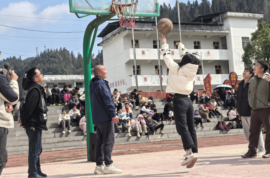 乌鸦河九年制学校：巾帼绽芳华 运动展风采