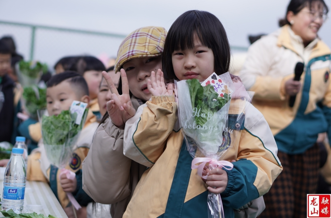 老干幼儿园开展庆三八团建活动
